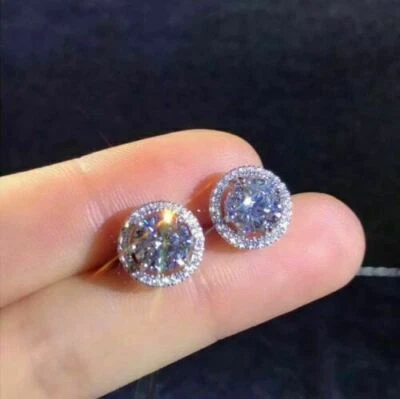 Pendiente redondo de halo de diamantes creado en laboratorio de 4 quilates con acabado en oro blanco de 18 quilates Foto 1 de 4