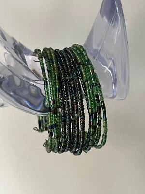 Brazalete abierto con cuentas de semilla de bronce verde tejido trenza alambre de memoria ajustable Foto 1 de 4