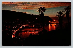 Postkarte CA Dusk Falls on Avalon Bay Catalina Island Kalifornien Sonnenuntergang Palmen - Bild 1 von 2
