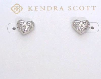 Pendientes Kendra Scott RP Corazón con Circonita cúbica Blanca y Diseño Grabado con DB Foto 1 de 4