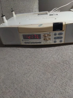 GE Spacemaker Kitchen Under Cabinet 7-4290G AM FM Radio CD Player & Light TESTED - Image 1 of 4
