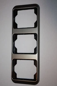 Busch & Jäger alpha nea 3-fach Rahmen senkrecht in platin - NEU - Bild 1 von 2
