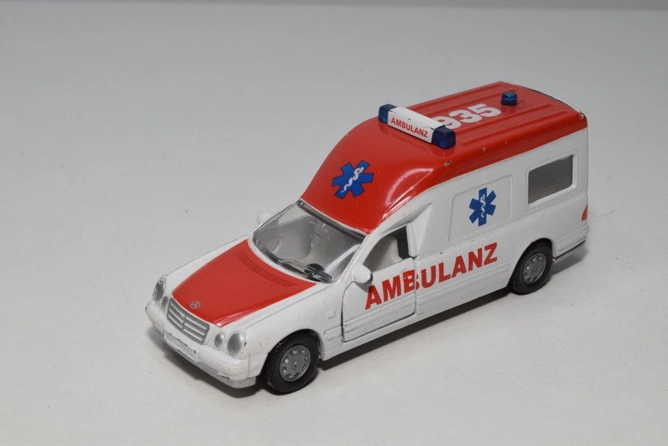 Ambulancia B67 1:55 SIKU 1931 MERCEDES-BENZ BINZ A 2002 AMBULANCIA BUEN ESTADO Foto 1 de 4