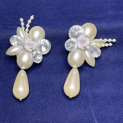 Pendientes de clip con racimo de diamantes de imitación de perlas de porcelana rosa de colección tono plata Foto 1 de 4