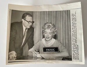 MARILYN MONROE 1958 original AP Wire-photo MM signs up for Some Like It Hot RARE - Picture 1 of 6