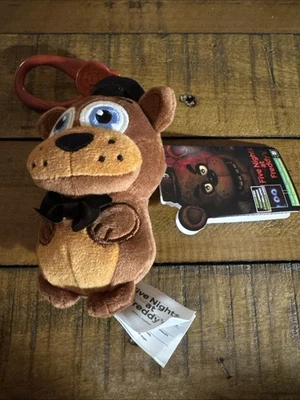 Mochila de felpa clásica Freddy Five Nights at Freddy's - Brilla en ojos oscuros Foto 1 de 2