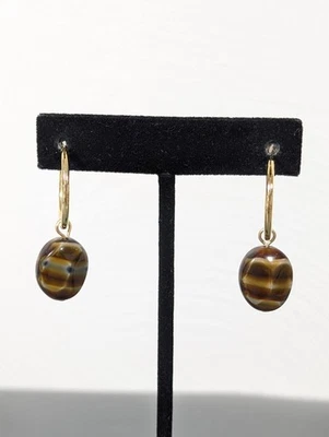 Pendientes perforados de aro tono dorado con dije de piedra sintética de vidrio marrón boho Foto 1 de 4