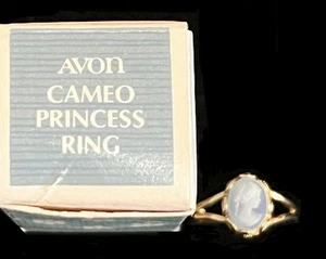 1974 Avon CAMEO PRINCESS RING White Blue Wedgwood Child's Adjustable NOS Vintage - Picture 1 of 8