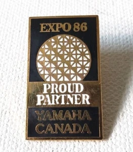 Prendedor vintage EXPO 86 YAMAHA Proud Partner metal esmalte exposición Vancouver BC - Imagen 1 de 3