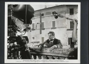 PETER USTINOV - DETRÁS DE ESCENA FILMANDO ROMANOFF + JULIETA - FOTO DE COLECCIÓN 1961 - Imagen 1 de 2