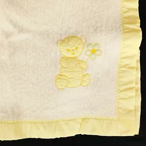 Manta de bebé vintage con borde satinado blanco amarillo apliques de oso de peluche Cradlecraft - Imagen 1 de 8
