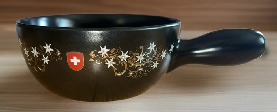 Tigela de cerâmica Artestia com cabo de fondue floral suíça 2,11 quartos preta - Imagem 1 de 4