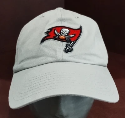 Gorra Tampa Bay Buccaneers '47 Marca Caqui Gris Correa Ajustable Logo NFL Foto 1 de 4