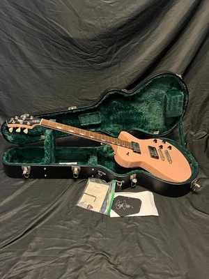 Guitarra Signature Knaggs SSC-J Steve Stevens 2024 con carcasa rosa - parte posterior firmada con estuche rígido original Foto 1 de 4