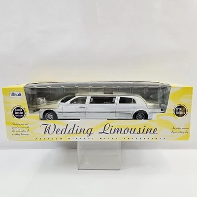Limusine de casamento Lincoln Town de metal fundido de precisão branca limusine elástica 1:18 nova - Imagem 1 de 4