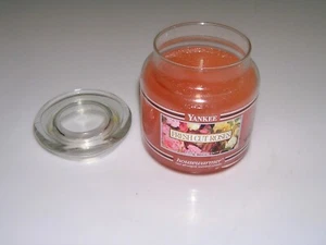 Vintage Yankee Candle Fresh Cut Roses Black Band 14.5 Oz Housewarmer RARE - Picture 1 of 3