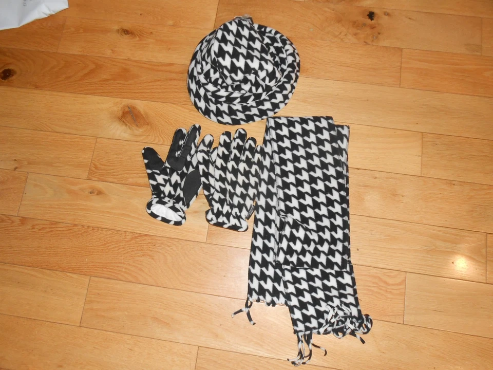 NUEVO CON ETIQUETAS BUFANDA, GUANTES Y SOMBRERO POLAR MERONA BLANCO Y NEGRO TALLA ÚNICA Foto 1 de 1