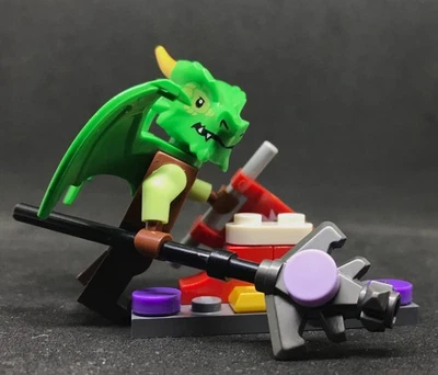 LEGO © PEDESTAL + DUNGEONS & DRAGONS GREEN DRAGONBORN ALAX JADESCALES WEAPONS 😉 - Image 1 of 4