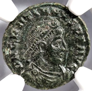 Graciano Imperio Romano de Occidente 367-383 NGC AU Nummus AE3 Soldado Cautivo Estándares - Imagen 1 de 17