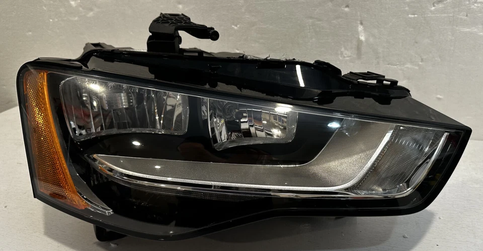 2013-15 AUDI A5 / A5 QUATRO / A5 - FAROL RH ASSY OEM PART# 8T0.941.004.BC - Imagem 1 de 4