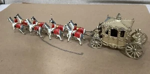 Antiguo caballo y carruaje decorativo inglés coleccionable de metal dorado - Imagen 1 de 7