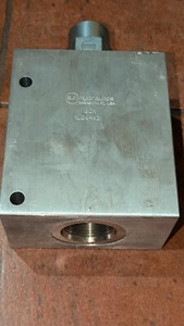 Sun Hydraulics QCN Manifold 1LD4-A2 w 1LA4 Cartridge NEW - Picture 1 of 8