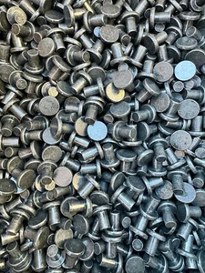 Schachtel mit 1915 Teilen massiver Stahl NIETE Flachkopf (152C4-E5600) - Bild 1 von 3