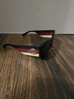GUCCI Sunglasses Oversized Cat Eye Black Frame Red/White/Blue Sides Gold GG Logo - Image 1 of 4