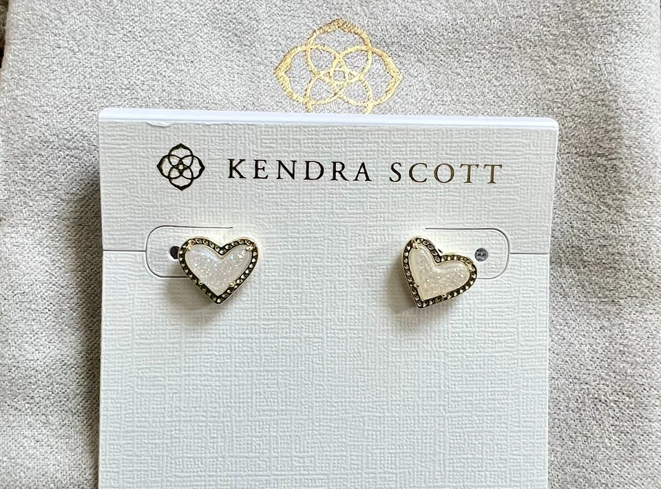 Brincos de ouro coração Kendra Scott Ari em drusa iridescente - Imagem 1 de 4
