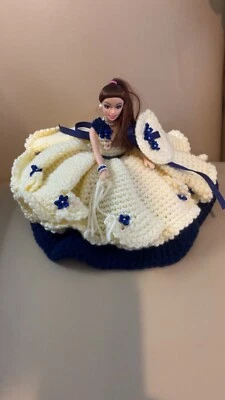 Barbie Vestido Amarillo y Azul Hecho a Mano Crochet Vestido y Sombrero Foto 1 de 4