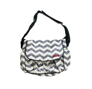 Borsa per pannolini Skip Hop Chevron bianca e grigia ricambio tracolla - Foto 1 di 6