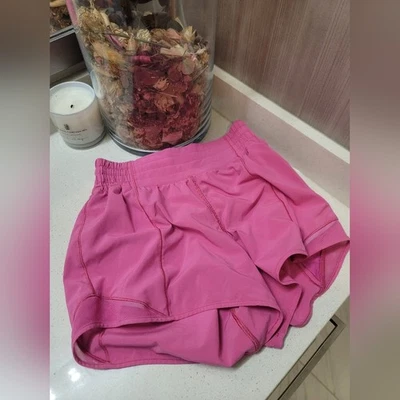 "Lululemon Hotty Hot tiro alto forrado 4"" corto talla 4 rosa gimnasio para correr" Foto 1 de 4