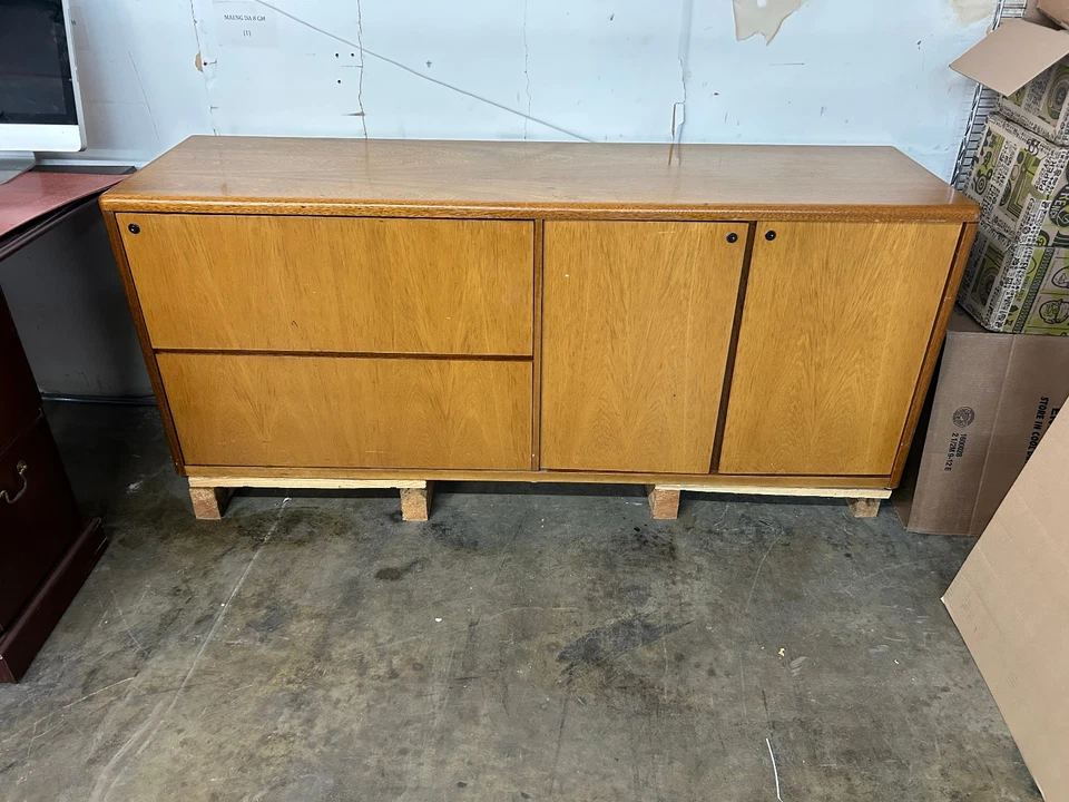 Gabinete de oficina/credenza ejecutivo vintage de mediados de siglo — madera maciza años 80 Foto 1 de 4