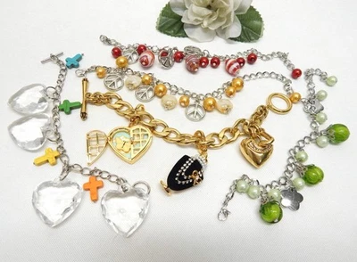 LOTE DE BRAZALETES CON DIJE TONO DORADO Y PLATA, JUICY COUTURE Y SIN MARCA Foto 1 de 3