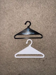 American Girl of Today Paket mit 2 Kleiderbügeln passend für 18 Zoll Puppenkleidung - Bild 1 von 1