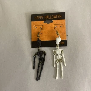 Vintage Earrings dangling Black & White Skeletons Articulated Halloween NOS - Picture 1 of 2