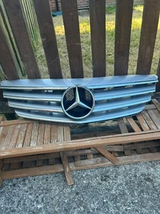 Parrilla superior delantera e insignia plateada Mercedes Clase B W245 05-11 - Imagen 1 de 2