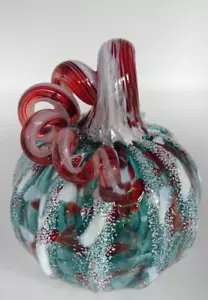 Neu im Karton Luke Adams Studio Kunst Glas "WINTER FROST" melierter Kürbis Figur blau rot - Bild 1 von 10