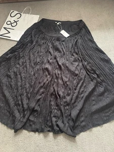 Falda midi plisada texturizada negra M&S talla 24 cintura elástica nueva con etiquetas - Imagen 1 de 7