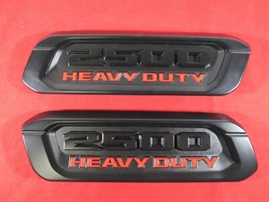 RAM DT 2500 DE ALTA RESISTENCIA Lado Izquierdo y Derecho Capucha Negra Bisel Placa de identificación NUEVO FABRICANTE DE EQUIPOS ORIGINALES MOPAR - Imagen 1 de 8