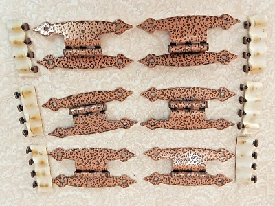 6 AMEROCK КОЛОНИАЛЬНЫЙ 1771 КОВАНЫЕ МЕДНЫЕ ПЕТЛИ ДЛЯ смещенных ДВЕРЕЙ новые из старых запасов - Изображение 1 из 4