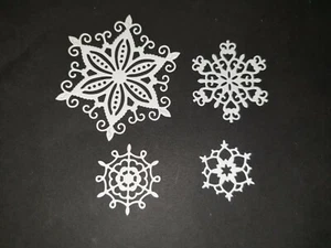 24 x Tattered Lace Frosty Snowflakes Die Cuts In White - Cardmaking etc - Picture 1 of 2