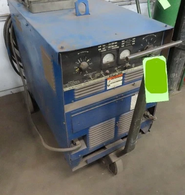 SOLDADORA DE ARCO LINCOLN ELÉCTRICA IDEALARC R3S 600 Foto 1 de 3