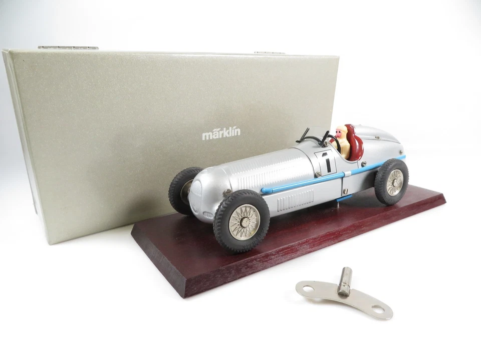 Märklin Mercedes Benz Silberpfeil mit Fahrer und Schlüssel 1:16  - Bild 1 von 4