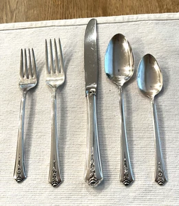 Holmes & Edwards Silverplate SPRING GARDEN 5 pcs Place Setting  1949 Antique - Picture 1 of 5