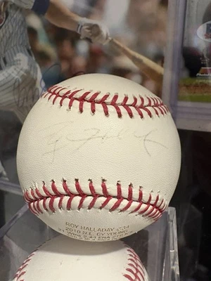 ROY HALLADAY SIGNED BASEBALL BECKETT LOA COA AUTO HOF BLUE JAYS PHILLIES - Image 1 of 4