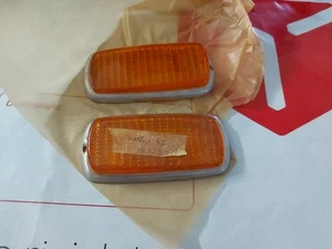 Coppia Plastiche Frecce Mercedes W 123  Originali Giuntini - Picture 1 of 2