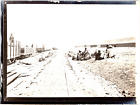 Bolivie, La Paz, Portrait de citoyens devant un chemin de fer, Vintage print, ci