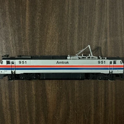 BACHMANN HO  ITEM No. 0750 E60CP ELECTRIC LOCO AMTRAK # 951 POWERED BOXED L-697 - Image 1 of 3