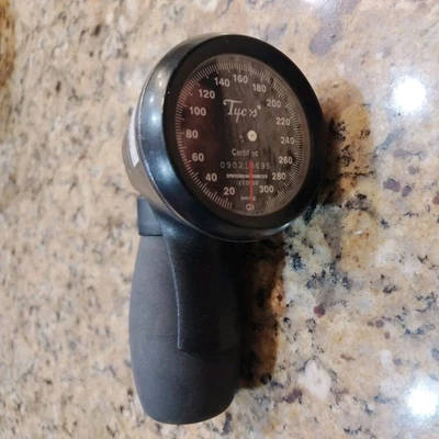 Welch Allyn Tycos 经典手类类强压计血压计 — 第 1/4 张图片